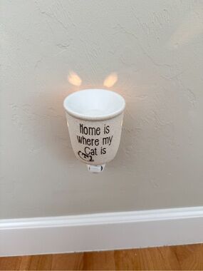 New Scentsationals Wax Warmer Plug In Beige with Text “Home is where my cat is”